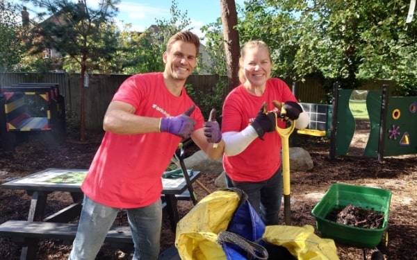 2 Tanium Employees cleaning up outdoor space